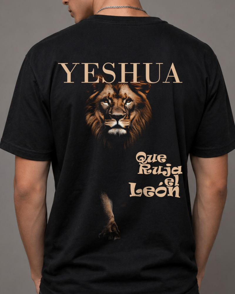 Camiseta negra estampada Que Ruja el León YESHUA