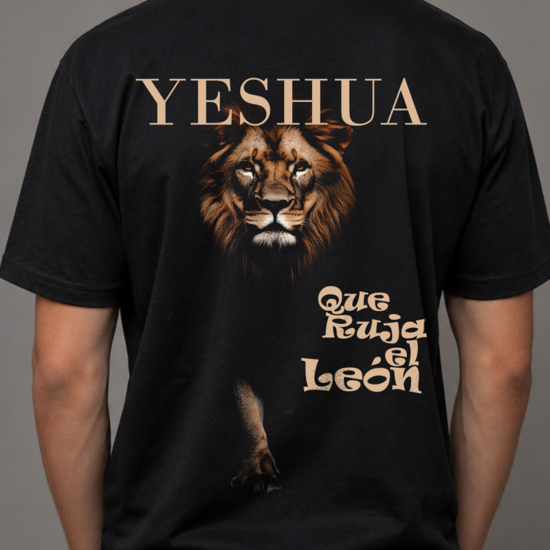 Camiseta negra estampada Que Ruja el León YESHUA